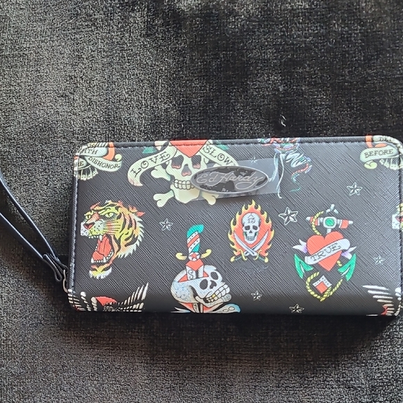 Ed HardyWomens Skull&Heart,TigerTattooPrint Black Zip Around Wristlet Wattet Nwt - Picture 3 of 6
